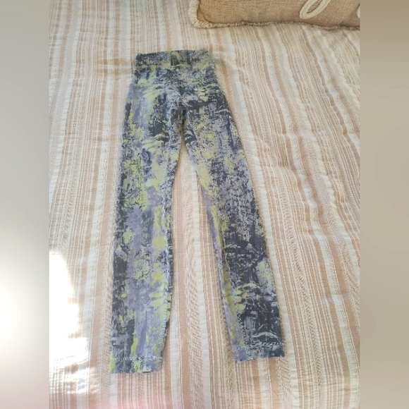 Barely worn Lululemon tights size 0 - Picture 2 of 2